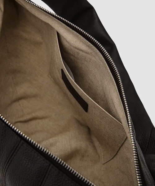 LEMAIRE(ルメール)の「MEDIUM CROISSANT BAG(ショルダーバッグ・メンズ・ブラウン/ブラック・ONE SIZE)」の7枚目の写真