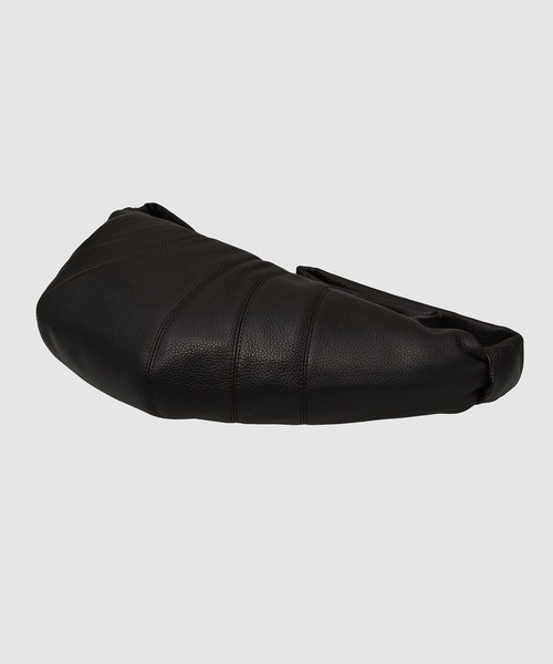LEMAIRE(ルメール)の「MEDIUM CROISSANT BAG(ショルダーバッグ・メンズ・ブラウン/ブラック・ONE SIZE)」の8枚目の写真