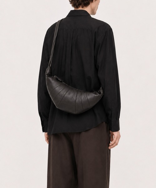 LEMAIRE(ルメール)の「MEDIUM CROISSANT BAG(ショルダーバッグ・メンズ・ブラウン/ブラック・ONE SIZE)」の10枚目の写真