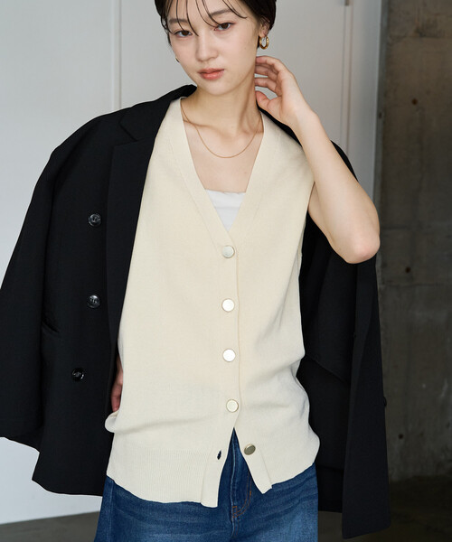 FREAK'S STORE(フリークスストア)の「限定展開 ゴールド ボタン ルーズ ニット ベスト(ベスト・レディース・ブラウン/ベージュ/ブラック/ナチュラル・フリ-)」の17枚目の写真