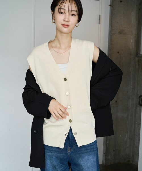 FREAK'S STORE(フリークスストア)の「限定展開 ゴールド ボタン ルーズ ニット ベスト(ベスト・レディース・ブラウン/ベージュ/ブラック/ナチュラル・フリ-)」の18枚目の写真