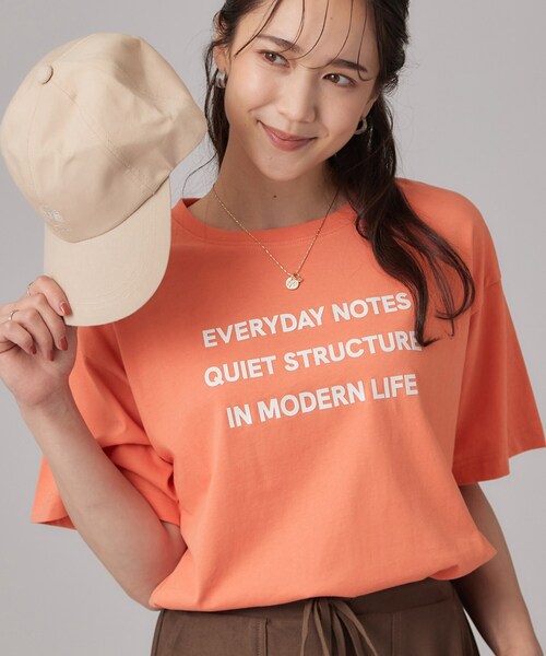 SHOO・LA・RUE（シューラルー）の「【S-LL/洗濯機可】大人っぽく着られる ジェルロゴプリントTシャツ（Tシャツ/カットソー・レディース・ホワイト/ダークグレー/ダークブラウン/ライトオレンジ系・01/02/03/04）」の4枚目の写真