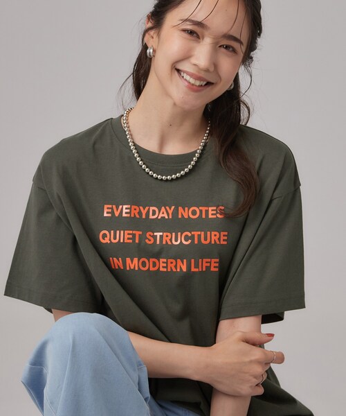 SHOO・LA・RUE（シューラルー）の「【S-LL/洗濯機可】大人っぽく着られる ジェルロゴプリントTシャツ（Tシャツ/カットソー・レディース・ホワイト/ダークグレー/ダークブラウン/ライトオレンジ系・01/02/03/04）」の2枚目の写真