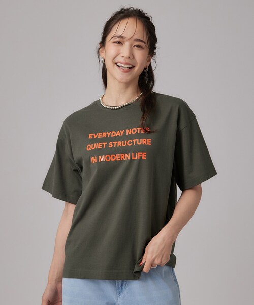 SHOO・LA・RUE（シューラルー）の「【S-LL/洗濯機可】大人っぽく着られる ジェルロゴプリントTシャツ（Tシャツ/カットソー・レディース・ホワイト/ダークグレー/ダークブラウン/ライトオレンジ系・01/02/03/04）」の9枚目の写真