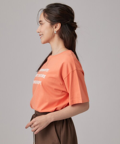SHOO・LA・RUE（シューラルー）の「【S-LL/洗濯機可】大人っぽく着られる ジェルロゴプリントTシャツ（Tシャツ/カットソー・レディース・ホワイト/ダークグレー/ダークブラウン/ライトオレンジ系・01/02/03/04）」の18枚目の写真