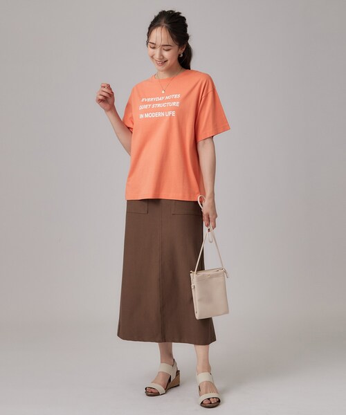 SHOO・LA・RUE（シューラルー）の「【S-LL/洗濯機可】大人っぽく着られる ジェルロゴプリントTシャツ（Tシャツ/カットソー・レディース・ホワイト/ダークグレー/ダークブラウン/ライトオレンジ系・01/02/03/04）」の19枚目の写真