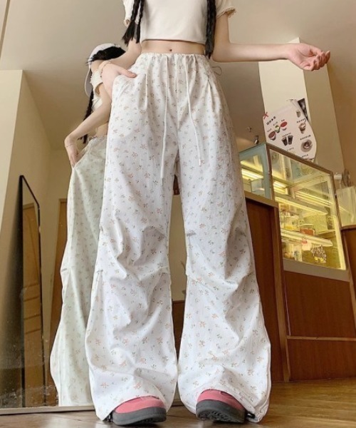 Vipoa(ヴィポア)の「フラワープリントパラシュートパンツ(その他パンツ・レディース・ベージュ系/ホワイト・FREE)」の1枚目の写真