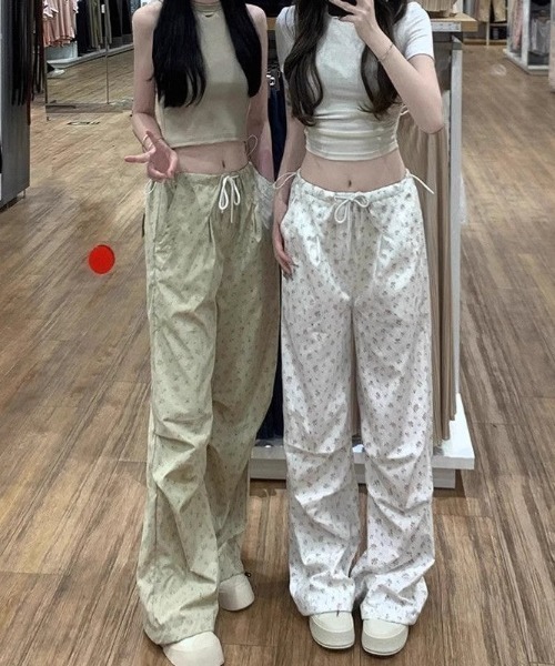 Vipoa(ヴィポア)の「フラワープリントパラシュートパンツ(その他パンツ・レディース・ベージュ系/ホワイト・FREE)」の5枚目の写真
