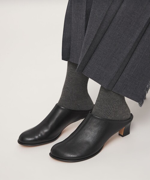 green label relaxing(グリーンレーベルリラクシング)の「<RUBAN>オブリークトゥ ミュール(その他シューズ・レディース・ブラック/ワイン・38/36/37)」の2枚目の写真