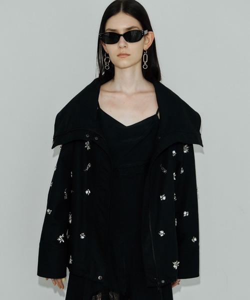 JOSE MOON(ジョゼムーン)の「COTTON 2WAY BLOUSON with BIJOU/コットン2WAYブルゾンwithビジュー(その他アウター・レディース・ベージュ/ブラック・36/38)」の2枚目の写真