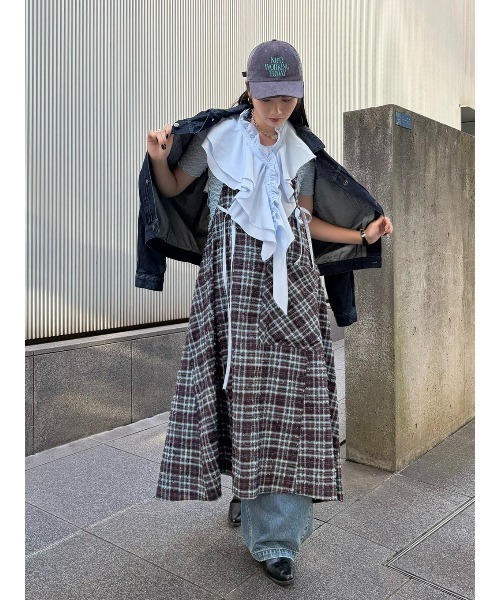 ELCHELE(エルチェレ)の「DAMAGE CHECK APRON OP(ワンピース・レディース・ブラウン系その他2/ブラック・FREE)」の3枚目の写真