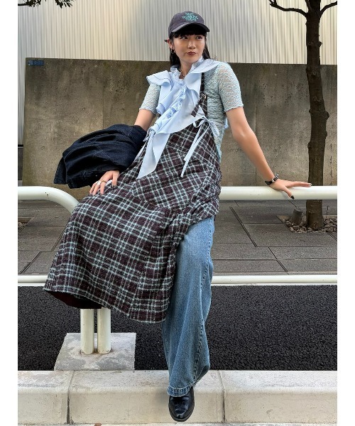 ELCHELE(エルチェレ)の「DAMAGE CHECK APRON OP(ワンピース・レディース・ブラウン系その他2/ブラック・FREE)」の4枚目の写真