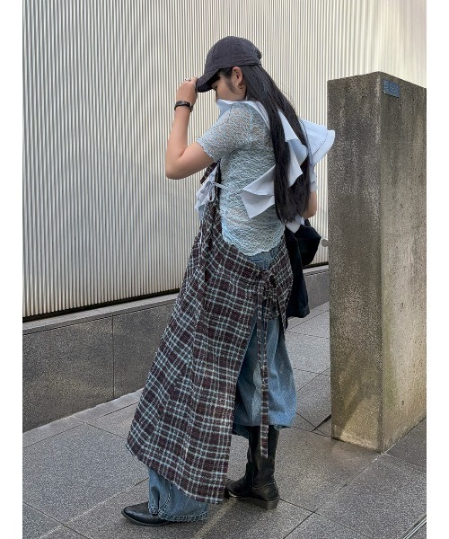 ELCHELE(エルチェレ)の「DAMAGE CHECK APRON OP(ワンピース・レディース・ブラウン系その他2/ブラック・FREE)」の5枚目の写真