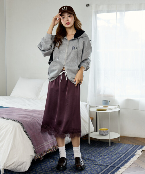 GAP(ギャップ)の「PUBLUX × GAP/ギャップ 別注 裾 レース サテン スカート 限定展開(スカート・レディース・ブラック/ブラウン・フリ-)」の9枚目の写真