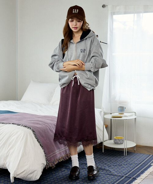 GAP(ギャップ)の「PUBLUX × GAP/ギャップ 別注 裾 レース サテン スカート 限定展開(スカート・レディース・ブラック/ブラウン・フリ-)」の11枚目の写真