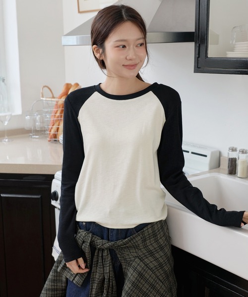 UNE MANSION（ユヌマンション）の「【2026AW新作アイテム】バイカラーベーシックシルエットTシャツカットソー（Tシャツ/カットソー・レディース・レッド/スカイブルー/ブラック・FREE）」の4枚目の写真