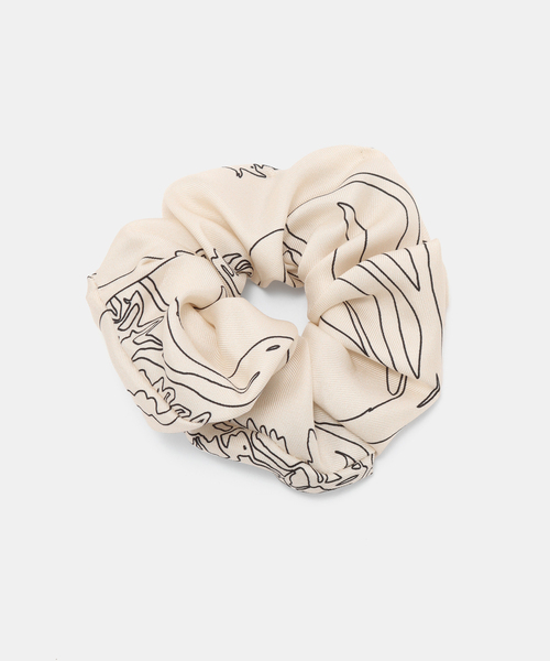 journal standard L'essage(ジャーナルスタンダードレサージュ)の「AENEIS/エネス Nostalgia Flowers Silk Scrunchie シュシュ(その他ヘアアクセサリー・レディース・アイボリー・FREE)」の3枚目の写真