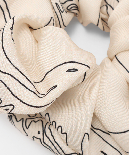 journal standard L'essage(ジャーナルスタンダードレサージュ)の「AENEIS/エネス Nostalgia Flowers Silk Scrunchie シュシュ(その他ヘアアクセサリー・レディース・アイボリー・FREE)」の6枚目の写真