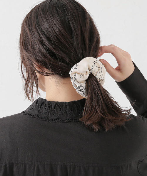 journal standard L'essage(ジャーナルスタンダードレサージュ)の「AENEIS/エネス Nostalgia Flowers Silk Scrunchie シュシュ(その他ヘアアクセサリー・レディース・アイボリー・FREE)」の7枚目の写真