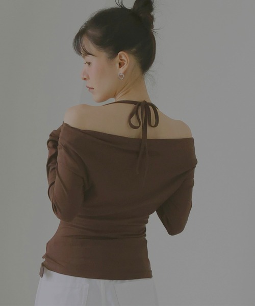 Mili affinity(ミリアフィニティー)の「レイヤードオフショルロングスリーブTシャツ(Tシャツ/カットソー・レディース・ブラック/ブラウン/オフホワイト・FREE)」の3枚目の写真
