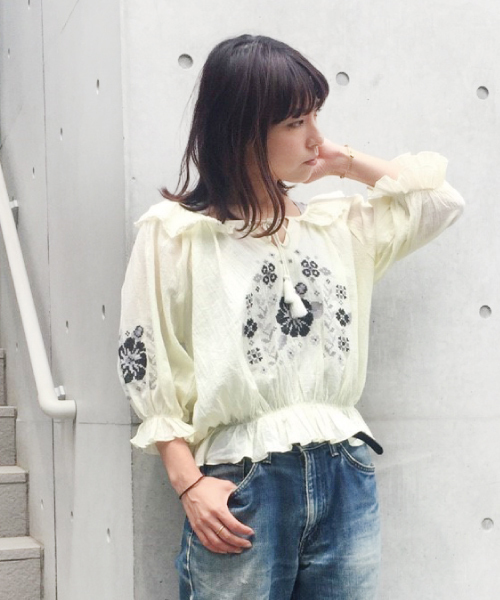 mysty woman（ミスティウーマン）の「コットンボイル刺繍入りスモッグブラウス（シャツ/ブラウス・レディース・ブラック/イエロー系その他/オフホワイト・FREE）」の2枚目の写真