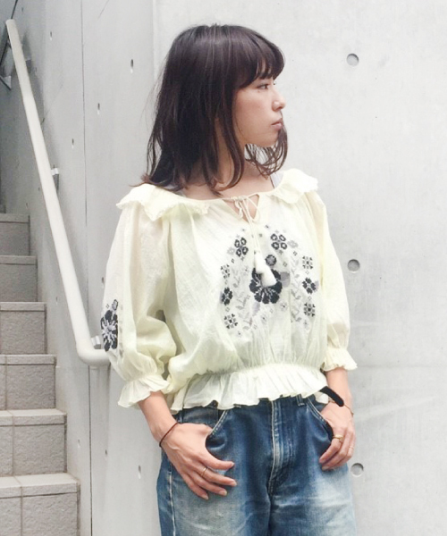 mysty woman（ミスティウーマン）の「コットンボイル刺繍入りスモッグブラウス（シャツ/ブラウス・レディース・ブラック/イエロー系その他/オフホワイト・FREE）」の14枚目の写真