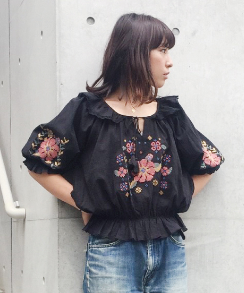 mysty woman（ミスティウーマン）の「コットンボイル刺繍入りスモッグブラウス（シャツ/ブラウス・レディース・ブラック/イエロー系その他/オフホワイト・FREE）」の15枚目の写真