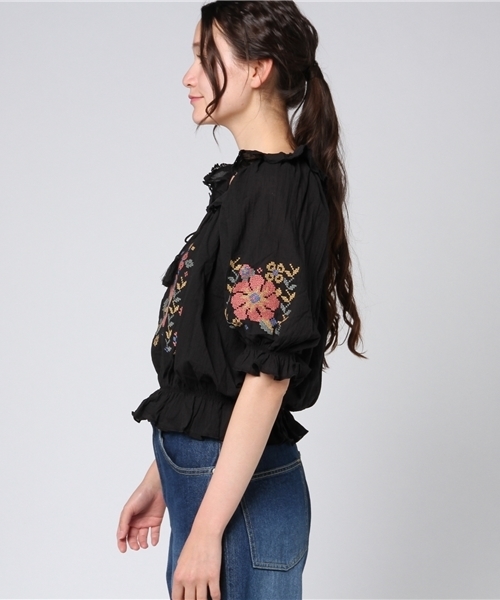 mysty woman（ミスティウーマン）の「コットンボイル刺繍入りスモッグブラウス（シャツ/ブラウス・レディース・ブラック/イエロー系その他/オフホワイト・FREE）」の4枚目の写真