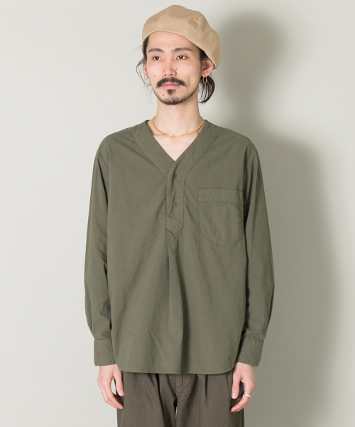 URBAN RESEARCH（アーバンリサーチ）の「RED SEAM ヘンリー長袖シャツ（シャツ/ブラウス・メンズ・カーキ・FREE）」の2枚目の写真