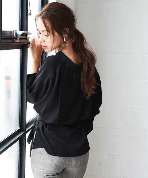 Luz Llena(ラズレナ)の「サッシュベルト付きドルマンスキッパーシャツ(シャツ/ブラウス・レディース・ブラック/キャメル・MEDIUM)」の5枚目の写真