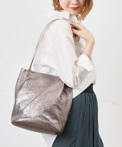 PAPILLONNER（パピヨネ）の「シープメタリックトート（ショルダーバッグ・レディース・シルバー/ブロンズ・FREE）」の2枚目の写真