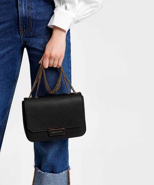   プッシュロック開封 クロスボディバッグ CHARLES & KEITH（チャールズ & キース）の「クラシックボクシー