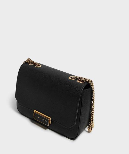   プッシュロック開封 クロスボディバッグ CHARLES & KEITH（チャールズ & キース）の「クラシックボクシー