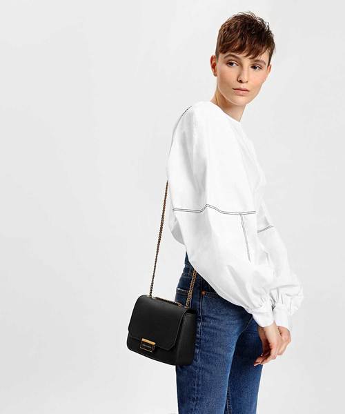   プッシュロック開封 クロスボディバッグ CHARLES & KEITH（チャールズ & キース）の「クラシックボクシー