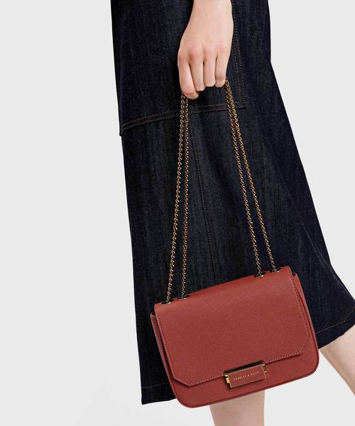 CHARLES & KEITH(チャールズ & キース)の「クラシックプッシュロッククロスボディバッグ / CLASSIC PUSH-LOCK CROSSBODY BAG(ショルダーバッグ・レディース・ブラック/ライトピンク/レンガ・S)」の14枚目の写真