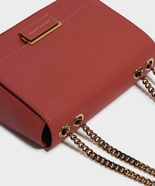 CHARLES & KEITH(チャールズ & キース)の「クラシックプッシュロッククロスボディバッグ / CLASSIC PUSH-LOCK CROSSBODY BAG(ショルダーバッグ・レディース・ブラック/ライトピンク/レンガ・S)」の15枚目の写真
