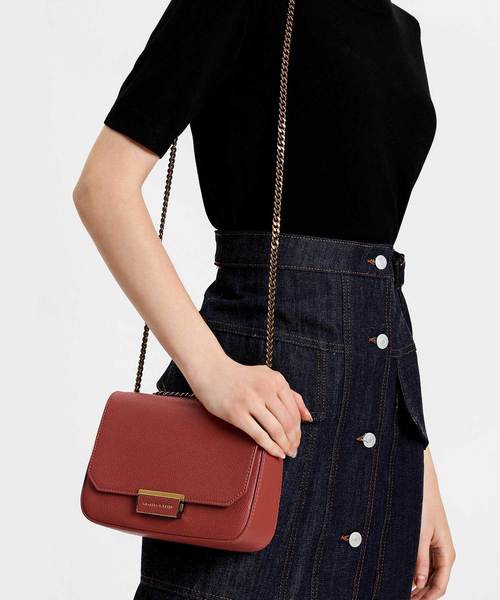 CHARLES & KEITH(チャールズ & キース)の「クラシックプッシュロッククロスボディバッグ / CLASSIC PUSH-LOCK CROSSBODY BAG(ショルダーバッグ・レディース・ブラック/ライトピンク/レンガ・S)」の18枚目の写真