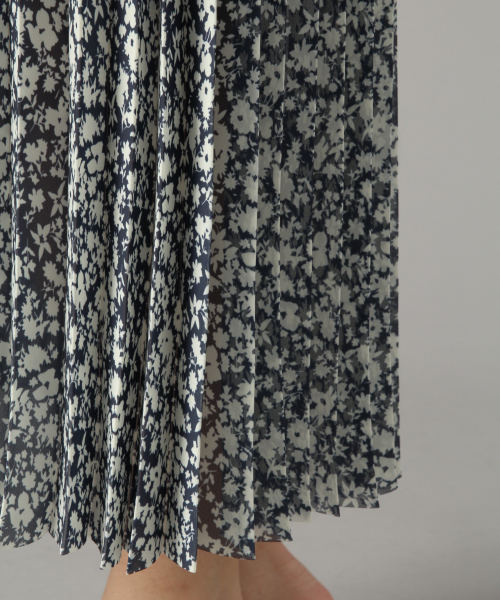 LOWRYS FARM(ローリーズファーム)の「単色ハナプリーツスカート 832773(スカート・レディース・ベージュ/ネイビー/ブルー・FREE)」の8枚目の写真