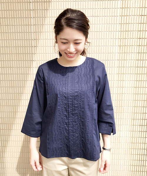 Petit Honfleur（プチオンフルール）の「スカラップ刺しゅうブラウス（シャツ/ブラウス・レディース・ホワイト/ネイビー/オレンジ・11号/9号/13号）」の3枚目の写真