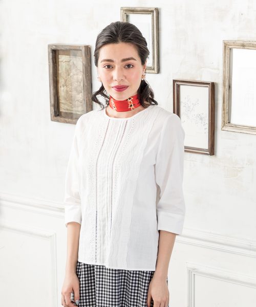 Petit Honfleur（プチオンフルール）の「スカラップ刺しゅうブラウス（シャツ/ブラウス・レディース・ホワイト/ネイビー/オレンジ・11号/9号/13号）」の2枚目の写真