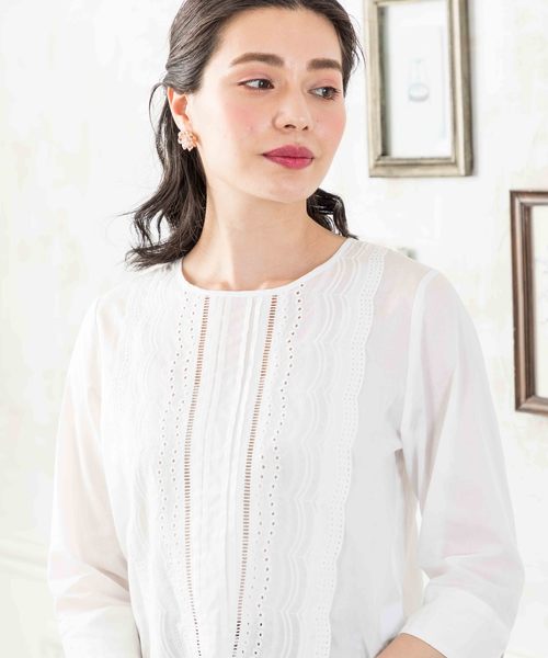 Petit Honfleur（プチオンフルール）の「スカラップ刺しゅうブラウス（シャツ/ブラウス・レディース・ホワイト/ネイビー/オレンジ・11号/9号/13号）」の4枚目の写真