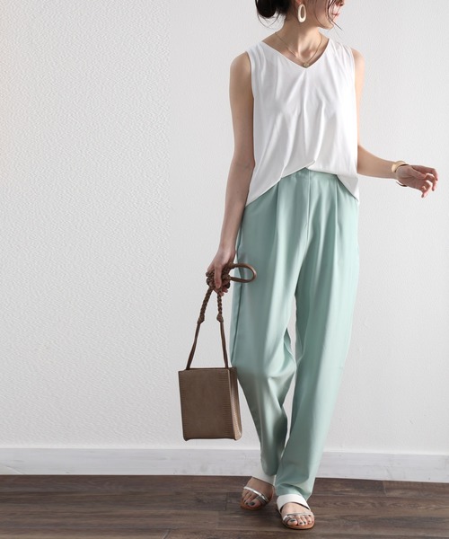 classicalelf(クラシカルエルフ)の「スタンダードワイド・ルーズテーパードタック入りレギュラーパンツ(フルレングス)(スラックス・レディース・ベージュ/ブラック/テラコッタ/ライトベージュ/グリーン/キャメル・SMALL/MEDIUM/LARGE/X-LARGE)」の5枚目の写真