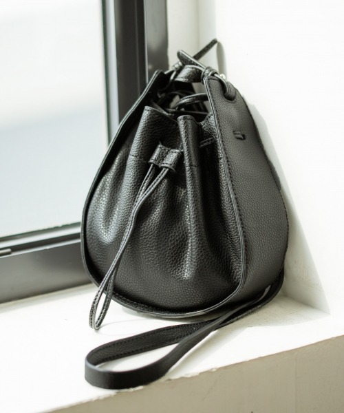 LOWRYS FARM(ローリーズファーム)の「2WAYスクイーズショルダー 854635(ショルダーバッグ・レディース・ブラック/ブラウン・FREE)」の2枚目の写真