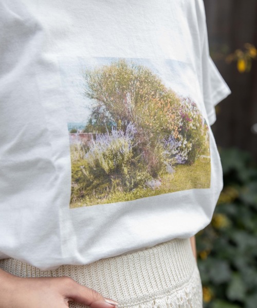 flower(フラワー)の「ノスタルジープリントTシャツ(Tシャツ/カットソー・レディース・ホワイト/ブルー・FREE)」の4枚目の写真
