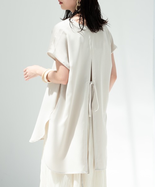 Aunt Marie's（アントマリーズ）の「AUNT MARIE'S ハーフスリーブバックスリットシャツ（シャツ/ブラウス・レディース・ライトパープル/ベージュ/ホワイト/ライトグリーン/ブラック・FREE）」の3枚目の写真