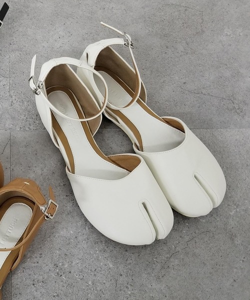 KOBE LETTUCE（コウベレタス）の「足袋サイドカットフラットパンプス（パンプス・レディース・ホワイト/ブラック/キャメル・LL/M/L/S）」の2枚目の写真