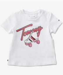 TOMMY HILFIGER（トミーヒルフィガー）の「BABYローラースケートプリントロゴTシャツ（Tシャツ/カットソー・キッズ）」
