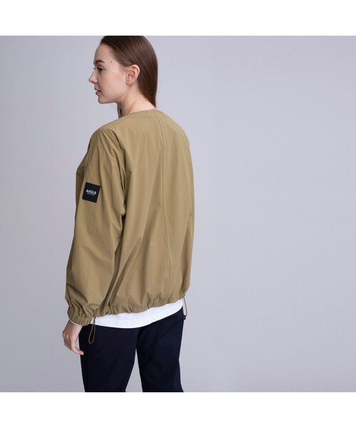 AIGLE（エーグル）の「撥水 ノーカラー ブルゾン（ノーカラージャケット・レディース・ブラック/モスグリーン・40/38/36）」の3枚目の写真