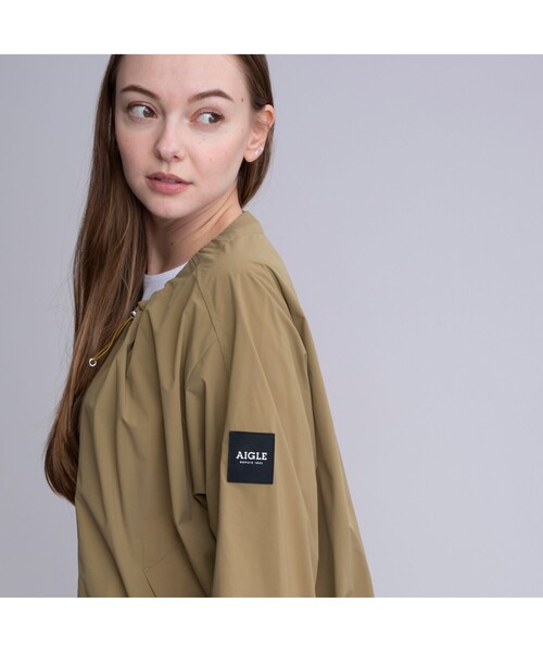 AIGLE（エーグル）の「撥水 ノーカラー ブルゾン（ノーカラージャケット・レディース・ブラック/モスグリーン・40/38/36）」の5枚目の写真