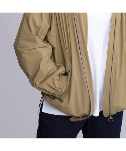 AIGLE（エーグル）の「撥水 ノーカラー ブルゾン（ノーカラージャケット・レディース・ブラック/モスグリーン・40/38/36）」の6枚目の写真